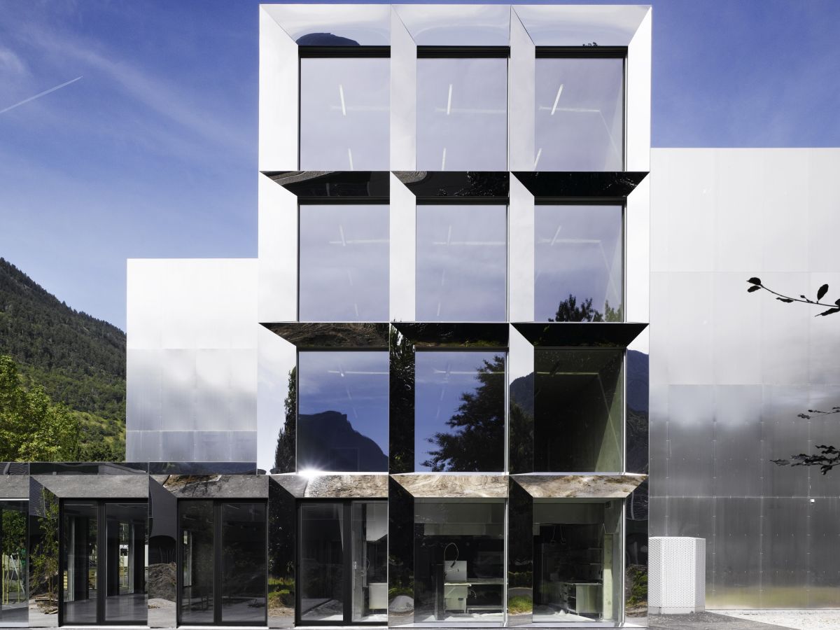 2010_Visp_Berufsschule_Foto Hannes Henz_02_Stirnfassade_16-9.jpg